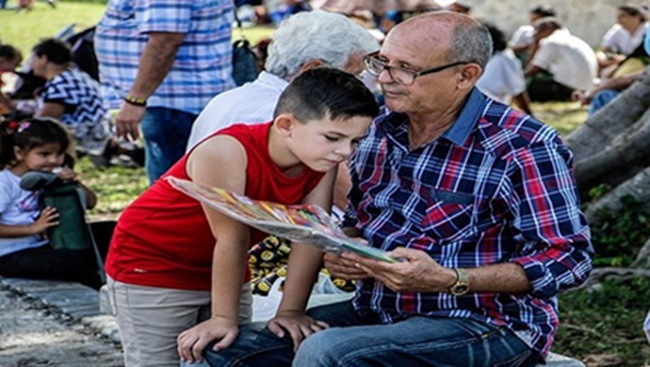 Abuelo compartiendo lectura con nieto