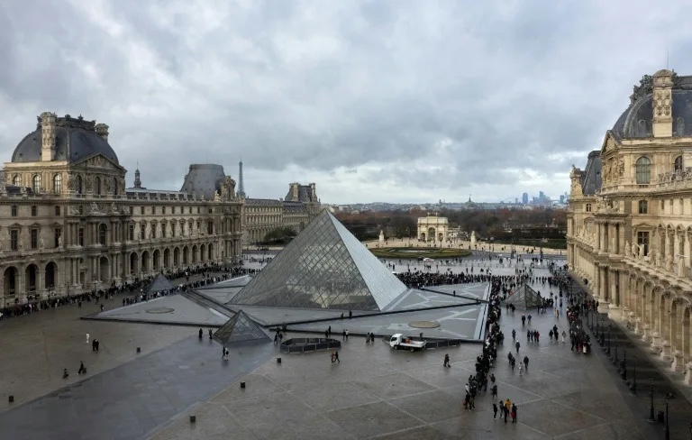 Falla de seguridad en el Louvre permitió el espectacular robo de joyas valoradas en más de 100 millones de dólares