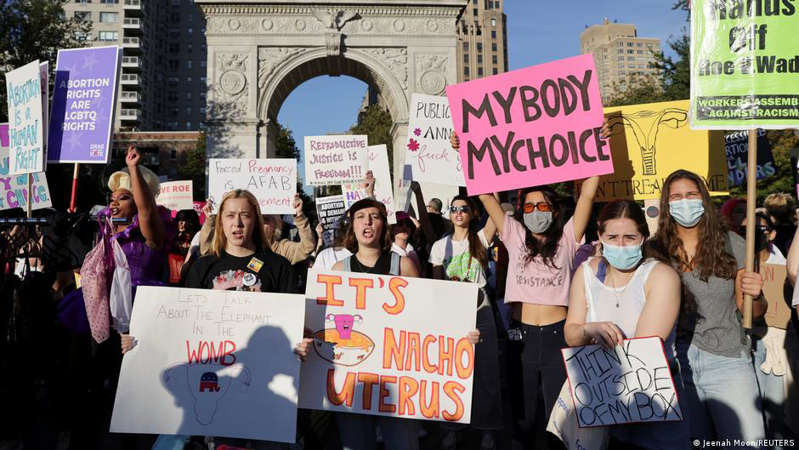 Thousands of women march in the United States in favor of abortion thumbnail