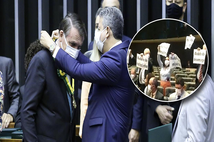 Sotto le grida di genocidio, Bolsonaro ottiene una medaglia in Brasile