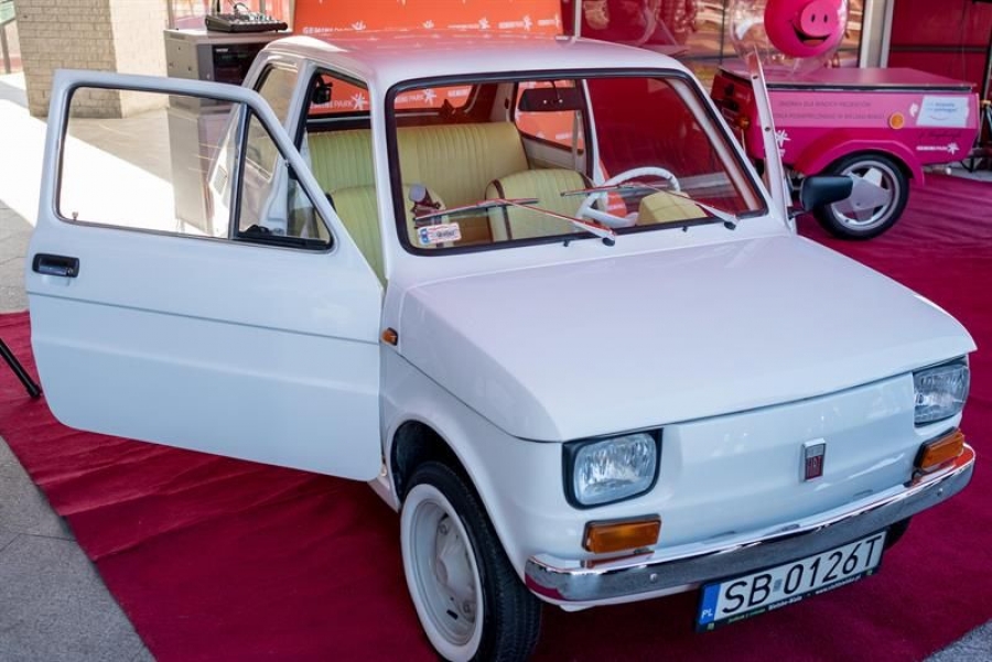 Ciudad polaca envía a Tom Hanks el Fiat 126 que le