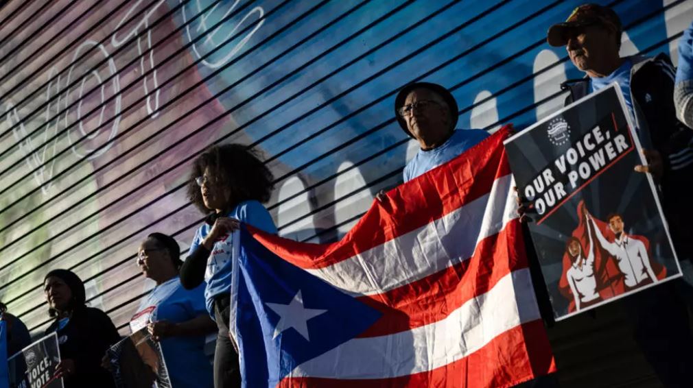 "¡Fuera!" latinos protestan contra Trump en Pensilvania tras