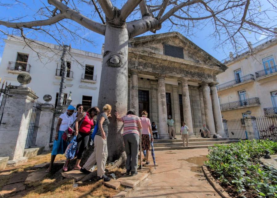 El Templete: Edificación de estilo neoclásico, ubicada en la Plaza de Armas, cuya construcción se llevó a cabo para marcar el sitio donde se celebró la primera misa de La Habana al pie de una ceiba, y que marca la creación de la ciudad y recuerda a aquella primera que diera sombra a los habaneros. Árbol inquebrantable que los lugareños consideran milagroso. Por ello, las primeras horas de cada 16 de noviembre, es costumbre dar tres vueltas a su alrededor, tocarla y pedir un deseo. 