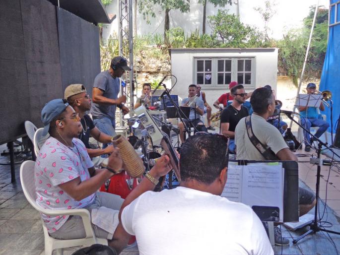 Junto a los músicos de su prquesta en un ensayo