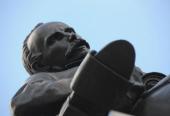 En un lugar de privilegio de La Habana, frente al Museo de la Revolución (antiguo Palacio presidencial) está emplazada  la escultura ecuestre de José Martí. Es una copia exacta y única de la que está erigida en el Parque Central de Nueva York, obra de la escultora estadounidense Anna Vaughn.