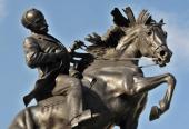 En un lugar de privilegio de La Habana, frente al Museo de la Revolución (antiguo Palacio presidencial) está emplazada  la escultura ecuestre de José Martí. Es una copia exacta y única de la que está erigida en el Parque Central de Nueva York, obra de la escultora estadounidense Anna Vaughn.