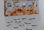 Time(less) (2020, instalación: carcasas de metrocontadores, barras de acero corrugado y fotografias de archivo sobre el proceso de construcción de la Plaza de la Revolución), de Octavio Irving Hernández.