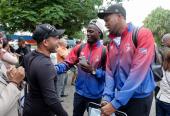 Cubanos reciben a su equipo de béisbol