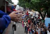 Cubanos reciben a su equipo de béisbol