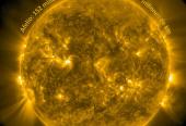Comparativa del tamaño aparente del Sol entre el Perihelio (mitad derecha) y el Afelio (izquierda), facilitada por el IAC. Son imágenes del Sol obtenidas con el mismo instrumento (SDO/AIA 171) en momentos diferentes, en los que se aprecia una variación pequeña (3%) en su tamaño aparente debido a la variación de la distancia Sol-Tierra a lo largo de la órbita terrestre.
