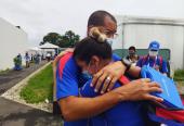 Un abrazo de vergüenza deportiva entre los pistoleros Laina pérezy Jorge Grau. Foto: cortesía del colega Raúl Rodríguez.