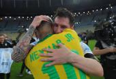 El abrazo de dos cracks del Fútbol Mundial. 