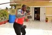 Mijaín "juega" con las mancuernas durante una sesión de entrenamiento en casa. Foto: Ricardo López Hevia/Granma.