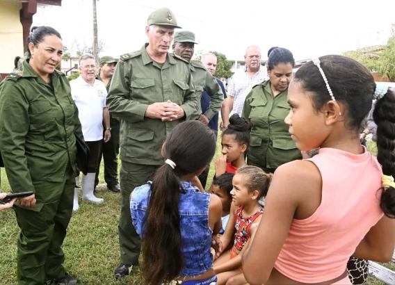 Tres provincias orientales (afectadas por el devastador huracán Melissa), visitó este jueves el Presidente de Cuba: Holguín, Granma y Santiago de Cuba. A todas llevó el saludo del líder al frente de la Revolución cubana, General de Ejército Raúl Castro.