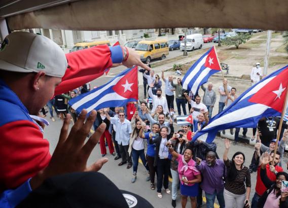 Cubanos reciben a su equipo de béisbol