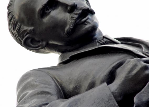 En un lugar de privilegio de La Habana, frente al Museo de la Revolución (antiguo Palacio presidencial) está emplazada  la escultura ecuestre de José Martí. Es una copia exacta y única de la que está erigida en el Parque Central de Nueva York, obra de la escultora estadounidense Anna Vaughn.