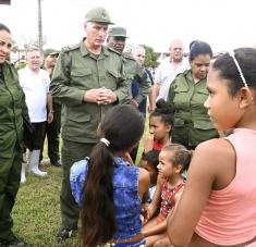 Tres provincias orientales (afectadas por el devastador huracán Melissa), visitó este jueves el Presidente de Cuba: Holguín, Granma y Santiago de Cuba. A todas llevó el saludo del líder al frente de la Revolución cubana, General de Ejército Raúl Castro.
