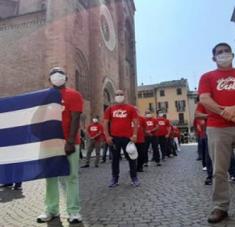 La céntrica Plaza del Duomo sirvió de escenario para el homenaje a los 52 integrantes de la brigada médica Henry Reeve que cumplieron la noble misión, junto a sus colegas italianos, durante dos meses en el hospital principal y en otro de campaña, así como en un centro de atención a adultos mayores con enfermedades asociadas a la Covid-19. Foto: PL.