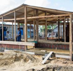 Viviendas, consultorio médico, bodega y escuela, se construyen para los damnificados del huracán Ian en la comunidad El Sitio, en Pinar del Río, a casi cuatro meses que se vieran afectados por el paso de este fenómeno meteorológico. Fotos de /Rafael Fernández Rosell / ACN. Pinar del Río se recupera