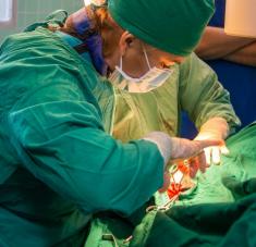 Realizan por primera vez cirugía de colocación de un desfibrilador automático implantable en el hospital provincial Abel Santamaría Cuadrado, en Pinar del Río, Cuba, el 22 de octubre de 2025. ACN FOTO/Rafael FERNÁNDEZ ROSELL/ogm