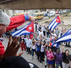 Cubanos reciben a su equipo de béisbol