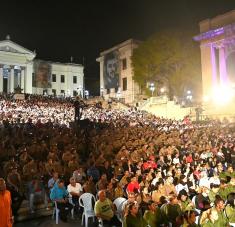 En la histórica escalinata de la Universidad de La Habana, junto a cientos de jóvenes cubanos, el presidente Miguel Díaz-Canel Bermúdez participó en la velada por el noveno aniversario de la desaparición física del Comandante en Jefe Fidel Castro Ruz.