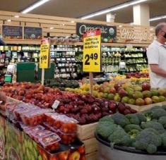 Dentro del segmento de los alimentos, el precio de las compras en supermercados subió uno por ciiento. Foto: EFE