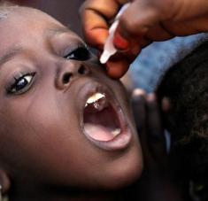 Un funcionario de Salud administra una vacuna contra la polio a un niño en un campamento en Nigeria. Foto: AP