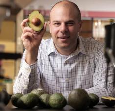 Científicos de EE.UU. y Canadá han encontrado un compuesto de la fruta con la capacidad de inhibir una enzima que promueve el crecimiento de las células malignas de la leucemia. Foto: El investigador Paul SpagnuoloUniversity of Guelph. 