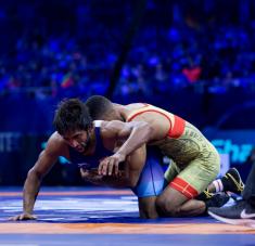 Alejandro Valdés frente al indio Bajrang Punia, rival bien rocoso. 