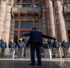 Fuerzas de seguridad custodian edificios gubernamentales en la capital armenia, Ereván. | Foto: Al Jazeera