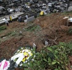 Ante el aumento inusitado de cadáveres que se recogen de los escombros, el cementerio principal de la ciudad, llamado Cementerio Centro, no tiene capacidad para inhumaciones. Foto: EFE