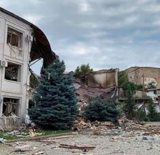 Los bombardeos contra la ciudad de Stepanakert se dan a horas de una primera reunión en Ginebra de los mediadores internacionales en el conflicto entre Armenia y Azerbaiyán. Foto: EFE