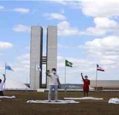 Manifestantes participan en una protesta contra el presidente de Brasil, Jair Bolsonaro, por el manejo de la pandemia. Foto: Xinhua