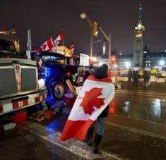 Alrededor de 400 camiones y varios centenares de manifestantes mantienen bloqueadas  las calles que rodean el Parlamento canadiense. Foto: Informacion.es