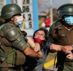 Efectivos de seguridad utilizaron carros hidrantes y gases lacrimógenos para reprimir a un centenar de manifestantes de la comuna El Bosque, en la capital. Foto: Reuters.