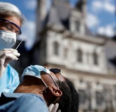 Los especialistas consideran este escenario como el "más probable", a menos que los gobiernos reconsideren la flexibilización de medidas diseñadas para mitigar la propagación del coronavirus. Foto: Reuters.