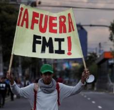 Los acuerdos con el FMI han implicado nuevos planes de austeridad y recortes sociales, que han estado seguidos de protestas populares. Foto: EFE