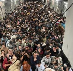Cuando los talibanes entraron en la capital afgana, Kabul, el 15 de agosto, un avión de las Fuerzas Aéreas de Estados Unidos, con destino a Qatar, sacó de la ciudad a más de 600 afganos.
