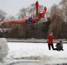 En enero, una mujer fue fotografiada lanzándose desde un pedestal de hielo hacia un lago helado en Shenyang, en la provincia de Liaoning, en el noreste de China.