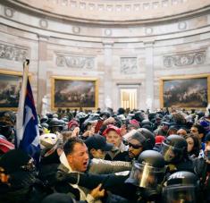 Las fotos de partidarios de Donald Trump enfrentándose violentamente con la policía del Capitolio de Estados Unidos el 6 de enero conmocionaron al mundo.