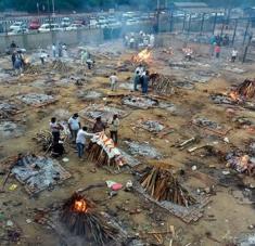 Miles de personas han debido cremar a sus parientes muertos por coronavirus en la capital india ante la falta de ataúdes. Foto: EFE