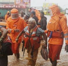 Socorristas atienden a las personas damnificadas por las fuertes lluvias que azotan el oeste del país. Foto: AP