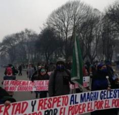 Este lunes cerca de 60 personas realizaron una marcha por las calles de Temuco en apoyo al machi Córdova. Foto: RBB