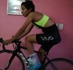 Marlies busca los momentos libres para subirse a la bicicleta y pedalear en casa. Fotos: Cortesía de la entrevistada.