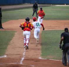 El equipo de Matanzas (uniforme blanco y rojo) logró su segundo triunfo en la semifinal contra Las Tunas (uniforme blanco) en el estadio José Antonio Huelga, al vencer los Cocodrilos a los Leñadores 12 carreras por 7 en once entradas y empareja ahora el cotejo por el pase a la final de la 60 Serie Nacional de la pelota cubana, en Sancti Spíritus, Cuba, el 11 de marzo de 2021. ACN FOTO/Oscar ALFONSO SOSA