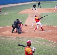 El equipo de Matanzas (uniforme blanco y rojo) logró su segundo triunfo en la semifinal contra Las Tunas (uniforme blanco) en el estadio José Antonio Huelga, al vencer los Cocodrilos a los Leñadores 12 carreras por 7 en once entradas y empareja ahora el cotejo por el pase a la final de la 60 Serie Nacional de la pelota cubana, en Sancti Spíritus, Cuba, el 11 de marzo de 2021. ACN FOTO/Oscar ALFONSO SOSA