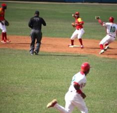 El equipo de Matanzas (uniforme blanco y rojo) logró su segundo triunfo en la semifinal contra Las Tunas (uniforme blanco) en el estadio José Antonio Huelga, al vencer los Cocodrilos a los Leñadores 12 carreras por 7 en once entradas y empareja ahora el cotejo por el pase a la final de la 60 Serie Nacional de la pelota cubana, en Sancti Spíritus, Cuba, el 11 de marzo de 2021. ACN FOTO/Oscar ALFONSO SOSA