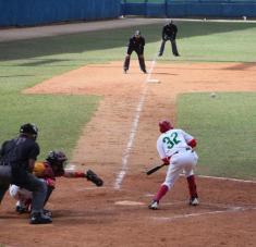 El equipo de Matanzas (uniforme blanco y rojo) logró su segundo triunfo en la semifinal contra Las Tunas (uniforme blanco) en el estadio José Antonio Huelga, al vencer los Cocodrilos a los Leñadores 12 carreras por 7 en once entradas y empareja ahora el cotejo por el pase a la final de la 60 Serie Nacional de la pelota cubana, en Sancti Spíritus, Cuba, el 11 de marzo de 2021. ACN FOTO/Oscar ALFONSO SOSA