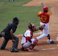 Yadir Drake (D) fue el líder a la ofensiva por el equipo de Matanzas (uniforme blanco y rojo) que logró su segundo tirunfo en la semifinal contra Las Tunas (uniforme blanco) en el estadio José Antonio Huelga, al vencer los Cocodrilos a los Leñadores 12 carreras por 7 en once entradas y empareja ahora el cotejo por el pase a la final de la 60 Serie Nacional de la pelota cubana, en Sancti Spíritus, Cuba, el 11 de marzo de 2021. ACN FOTO/Oscar ALFONSO SOSA